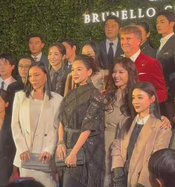 章子怡閃耀晚宴！劉濤成陪襯，京城名媛讓C位，韓國男星主動合影