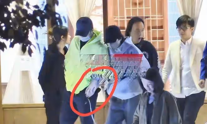 太膩歪！謝霆鋒帶55歲王菲外出聚餐，相處細節曝光，比年輕人還甜
