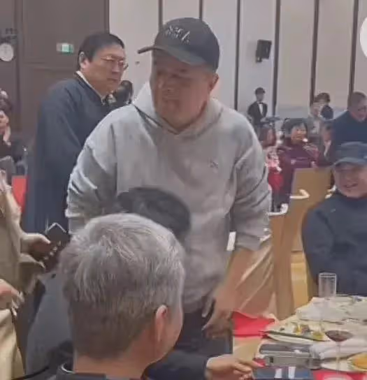 65歲畢福劍現身婚禮當嘉賓，幽默不減當年，兒子剛上幼兒園被熱議