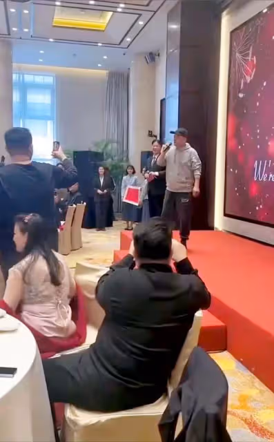 65歲畢福劍現身婚禮當嘉賓，幽默不減當年，兒子剛上幼兒園被熱議