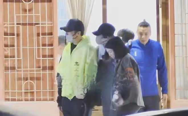 太膩歪！謝霆鋒帶55歲王菲外出聚餐，相處細節曝光，比小年輕還甜