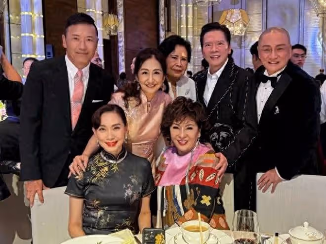 湯鎮業女兒大婚，向太夫婦、劉嘉玲出席婚禮、劉德華、黃渤送祝福