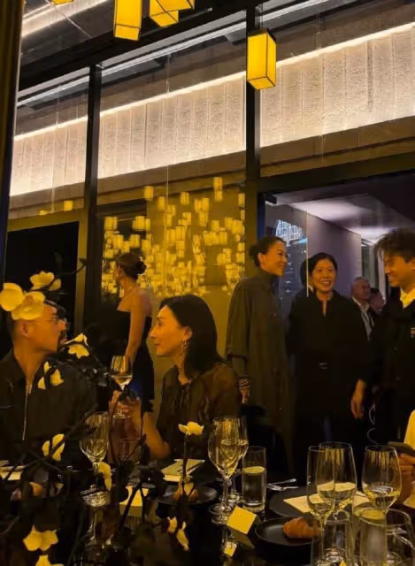 王菲女兒現身上海時裝秀，戴長耳墜超像媽媽，謝霆鋒也意外現身了