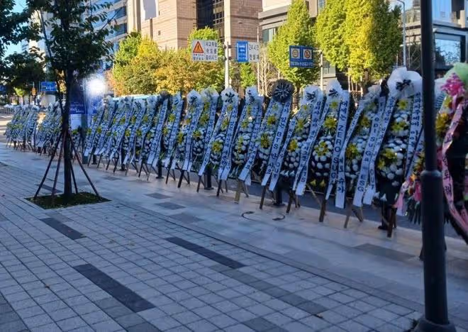 hybe樓下閔玧其退團花圈示威