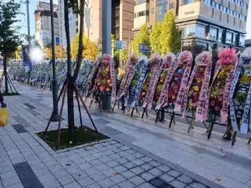 hybe樓下閔玧其退團花圈示威