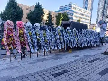 hybe樓下閔玧其退團花圈示威