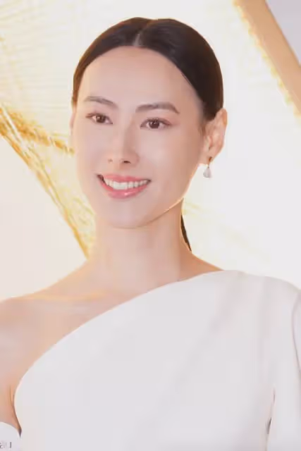 未婚先孕生下3子後分手，如今梁洛施被兒子催談戀愛
