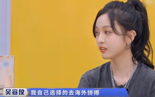 曾經的甜美女神,現在衣領V開到肚臍,網友:好擔心衣服掉下來