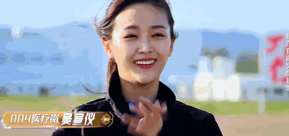 曾經的甜美女神,現在衣領V開到肚臍,網友:好擔心衣服掉下來