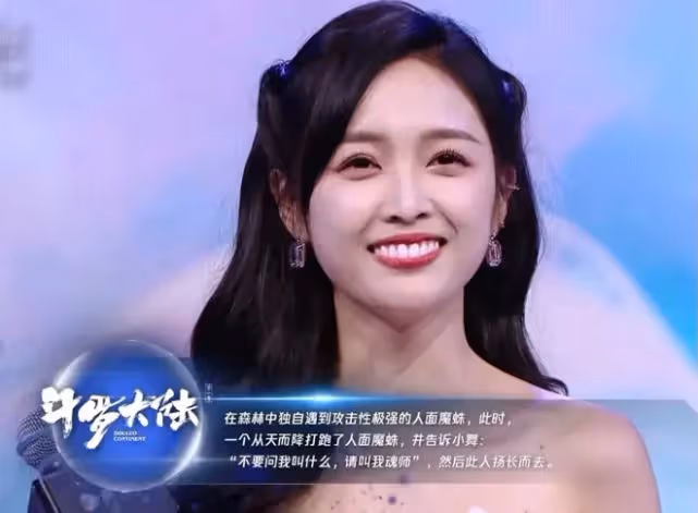 曾經的甜美女神,現在衣領V開到肚臍,網友:好擔心衣服掉下來