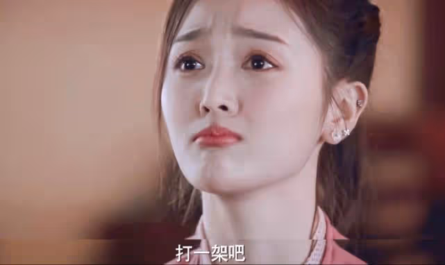 曾經的甜美女神,現在衣領V開到肚臍,網友:好擔心衣服掉下來