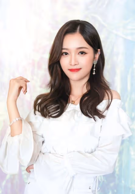 曾經的甜美女神,現在衣領V開到肚臍,網友:好擔心衣服掉下來