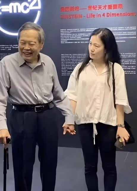 102歲的楊振寧罕見露面，翁帆：為他的身體，這16年我都早睡早起