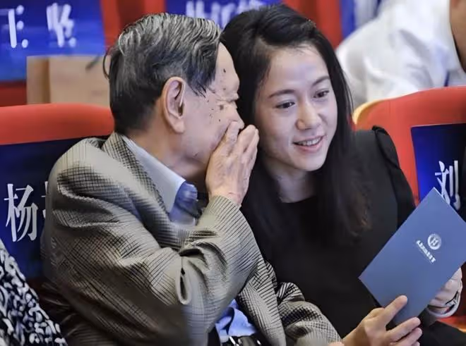 102歲的楊振寧罕見露面,翁帆:為他的身體,這16年我都早睡早起