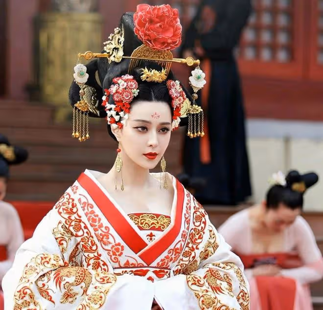 43歲范冰冰正式復出,成為新香港人,原來這五年她過成了這樣!
