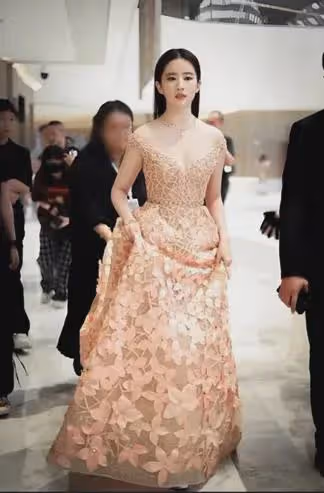 萬茜自曝上學時沒人追,看了她的校服照後,網友:這誰敢追啊!