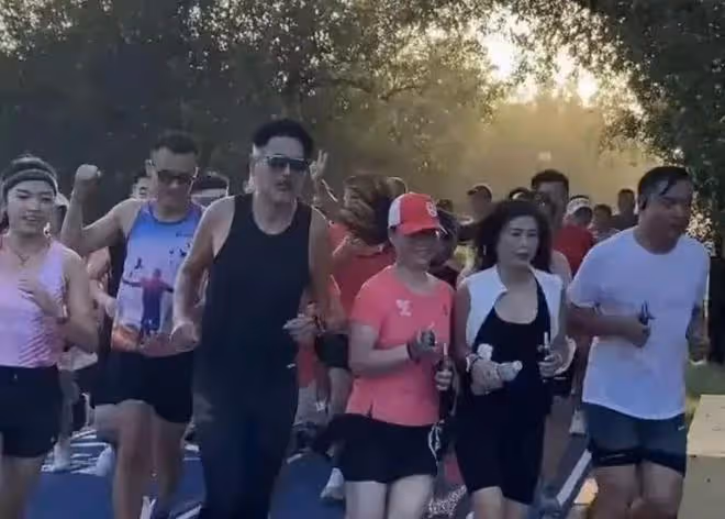 69歲周潤發朝陽公園領跑,胳膊長滿小肉球,網友稱其身高180以上
