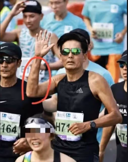 69歲周潤發朝陽公園領跑,胳膊長滿小肉球,網友稱其身高180以上
