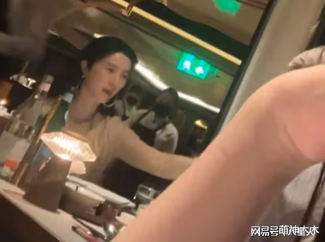 不愧是頂級神顏!范冰冰私下聚會照,黑色素袍難掩氣質,發量引嫉妒