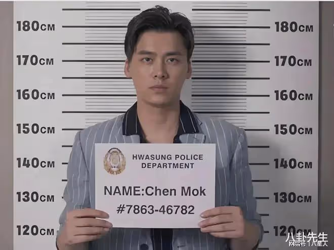 淪為素人!李易峰罕露面,給違紀足球員慶生,髮際線後移憔悴像路人