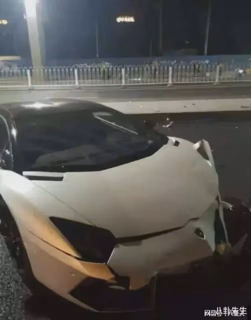 淪為素人!李易峰罕露面,給違紀足球員慶生,髮際線後移憔悴像路人