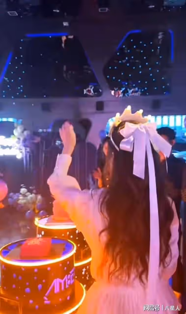 PGone有福了!李小璐生日宴現場穿著好大膽,內衣外只罩了一層薄紗