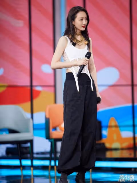 王鷗未婚生子後重出江湖!穿背心吊襪束腳褲大秀身材,真是辣眼睛