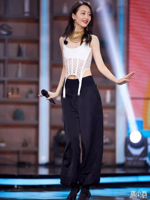 王鷗未婚生子後重出江湖!穿背心吊襪束腳褲大秀身材,真是辣眼睛