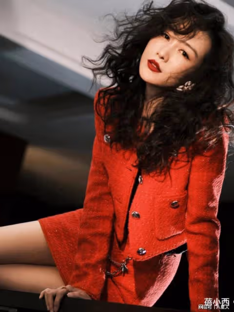 王鷗未婚生子後重出江湖!穿背心吊襪束腳褲大秀身材,真是辣眼睛