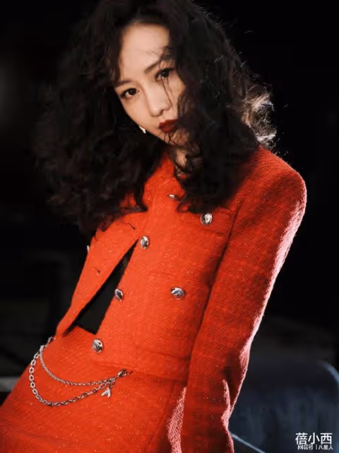 王鷗未婚生子後重出江湖!穿背心吊襪束腳褲大秀身材,真是辣眼睛