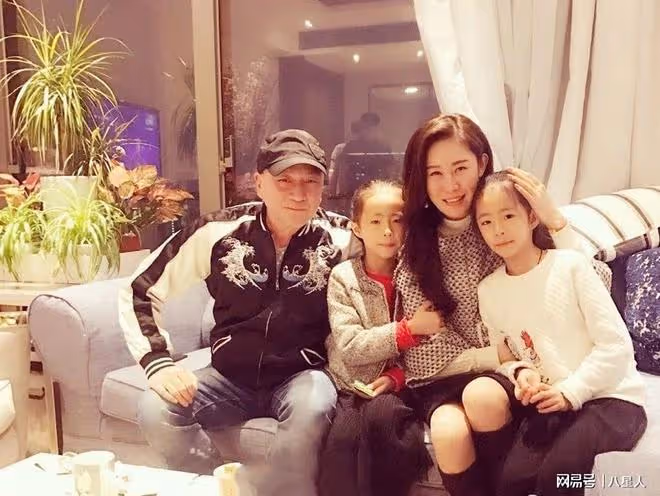大咖雲集!湯鎮業31歲女兒結婚,苗僑偉劉嘉玲到場,劉德華另類現身