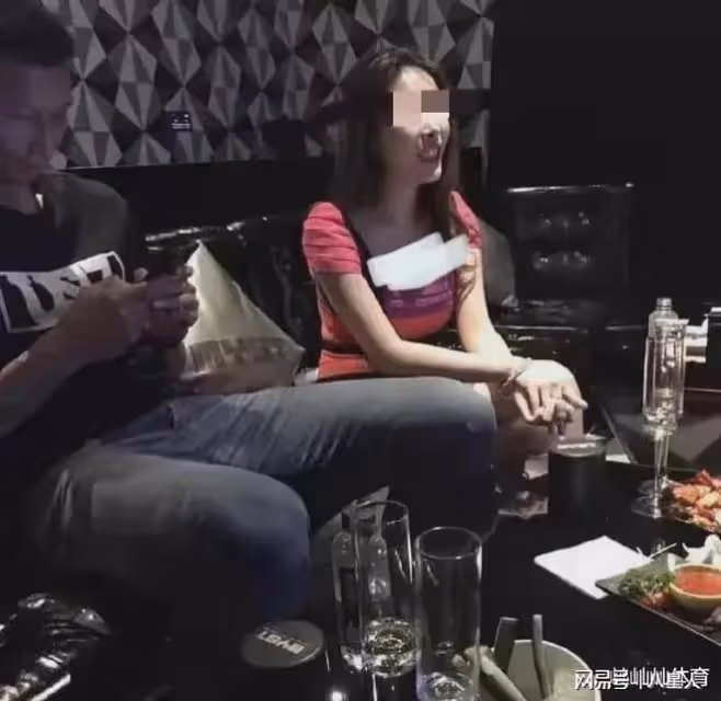 不輸李易峰!易建聯嫖娼交易地點被扒出,KTV內玩手機,美女像女主