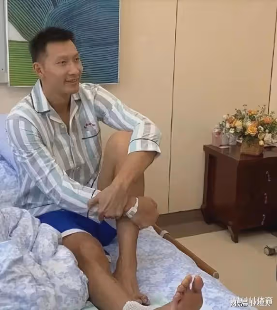 不輸李易峰!易建聯嫖娼交易地點被扒出，KTV內玩手機，美女像女主