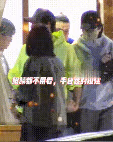 好事將近!55歲王菲牽手謝霆鋒回家甜似初戀,近期探望謝賢相處融洽