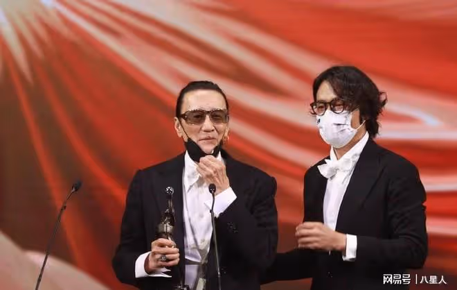 好事將近!55歲王菲牽手謝霆鋒回家甜似初戀,近期探望謝賢相處融洽