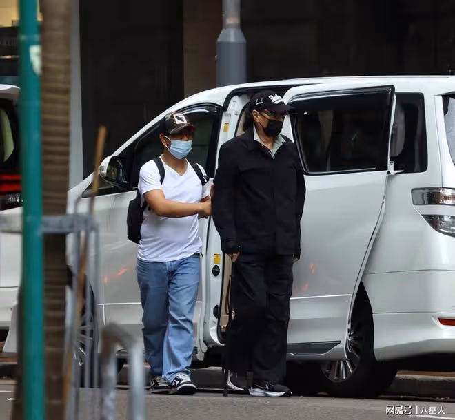 好事將近!55歲王菲牽手謝霆鋒回家甜似初戀,近期探望謝賢相處融洽