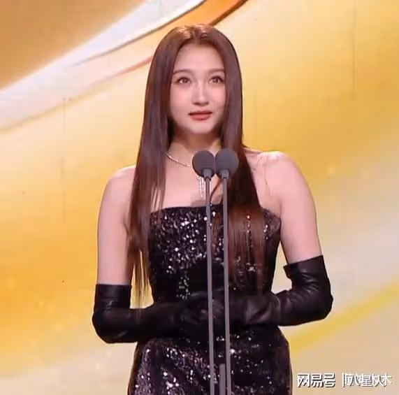 金鷹獎56歲周濤贏麻了！趙麗穎暈妝，劉濤大白牙搶鏡，李沁又胖了