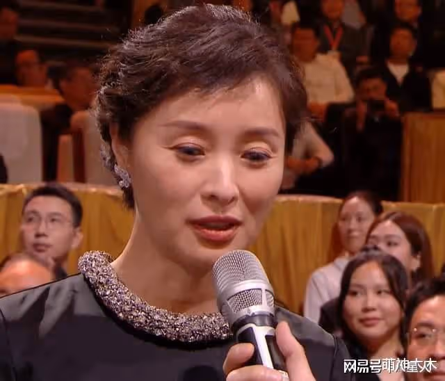 金鷹獎56歲周濤贏麻了！趙麗穎暈妝，劉濤大白牙搶鏡，李沁又胖了