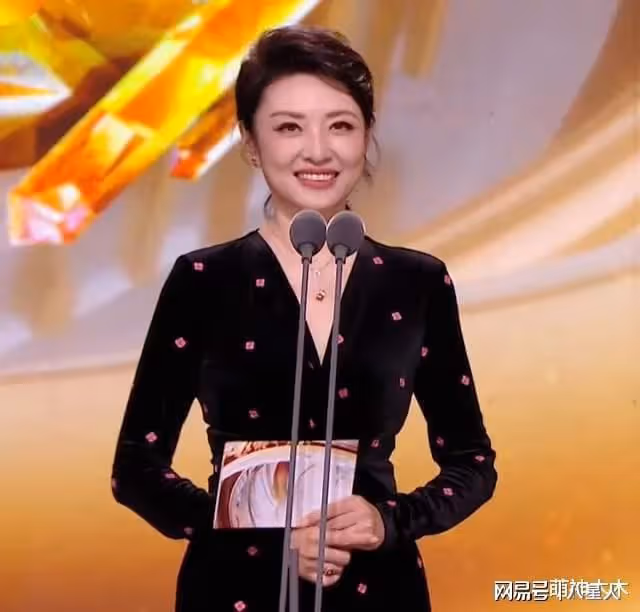 金鷹獎56歲周濤贏麻了！趙麗穎暈妝，劉濤大白牙搶鏡，李沁又胖了
