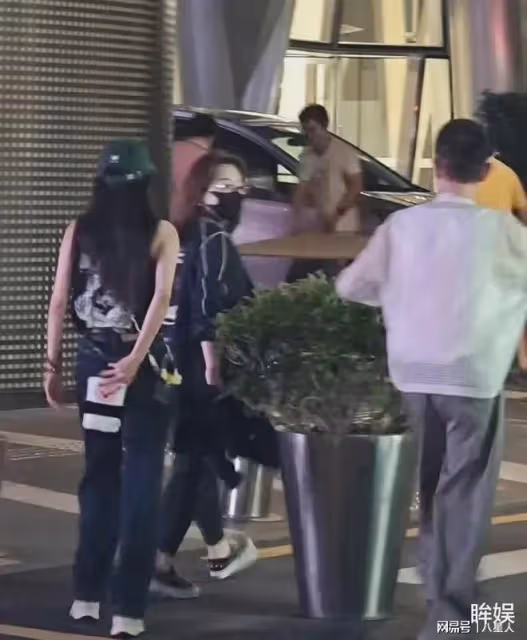 楊冪缺錢了?素顏亮相直播,眼窩深顯老態,提10歲女兒立好媽媽人設