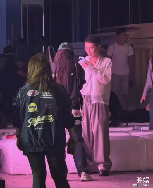 楊冪缺錢了?素顏亮相直播,眼窩深顯老態,提10歲女兒立好媽媽人設