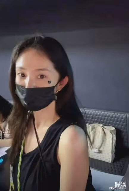 楊冪缺錢了?素顏亮相直播,眼窩深顯老態,提10歲女兒立好媽媽人設
