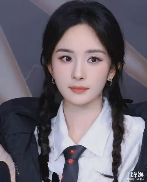 楊冪缺錢了?素顏亮相直播,眼窩深顯老態,提10歲女兒立好媽媽人設
