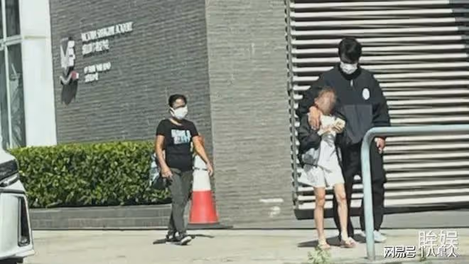 楊冪缺錢了?素顏亮相直播,眼窩深顯老態,提10歲女兒立好媽媽人設