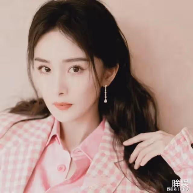 楊冪缺錢了?素顏亮相直播,眼窩深顯老態,提10歲女兒立好媽媽人設