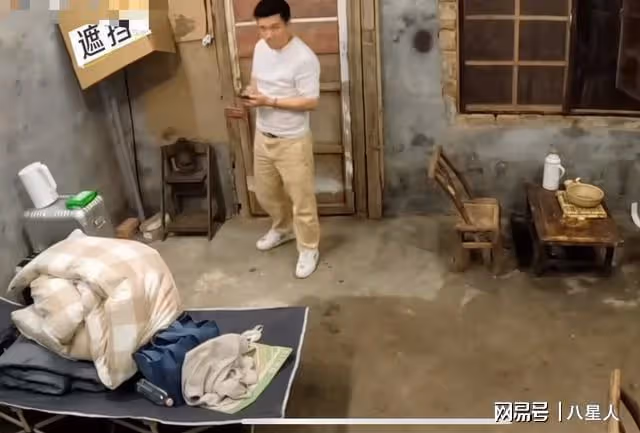 楊子色膽包天!上節目藏手機與美女視頻,知情人曝與黃聖依已離婚