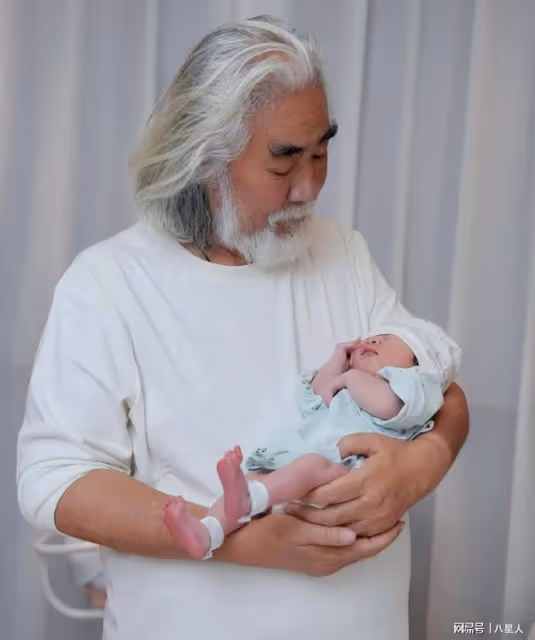 太能生!73歲張紀中四胎得女拍全家福,42歲太太因生產困難哭成淚人