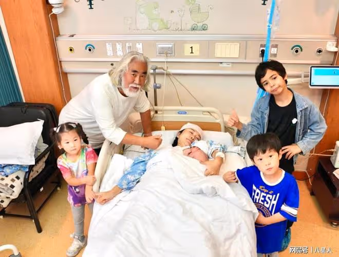 太能生!73歲張紀中四胎得女拍全家福,42歲太太因生產困難哭成淚人