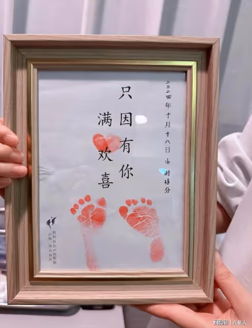 太能生!73歲張紀中四胎得女拍全家福,42歲太太因生產困難哭成淚人