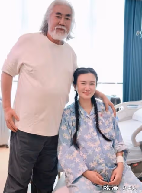 太能生!73歲張紀中四胎得女拍全家福,42歲太太因生產困難哭成淚人